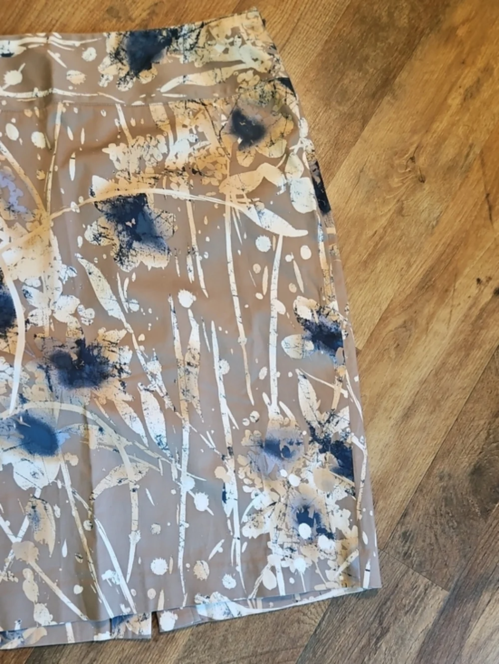 👗Alfani Taupe Floral Pencil Skirt with Navy and White Accents